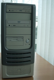 Der Conrad-PC bietet sachliches Design, hätte aber kein komplettes Tower-Gehäuse gebraucht.