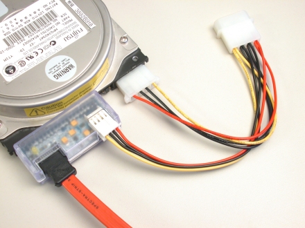 IDE-Festplatten werden über Adapter an den ICP-SATA-Controller angeschlossen. Die Stromversorgung von Adapter und Festplatte erfolgt über einen Y-Adapter.