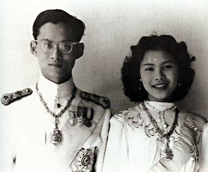 Hochzeitsfoto von König Bhumibol und Königin Sikirit (Bild: Wikimedia Commons).