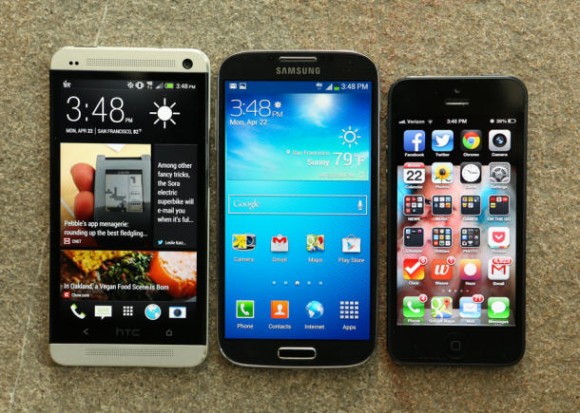  The HTC one (left) with his main rival Galaxy S4 and iPhone 5 (Image: Josh Miller / CNET) 