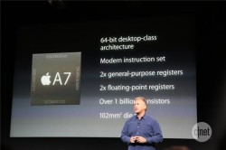Apples Marketingchef Phil Schiller stellt den Apple A7 vor (Bild: News.com).