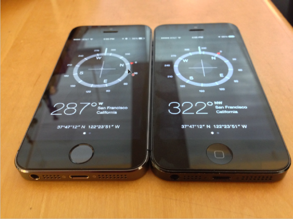 Die Kompass-App von iPhone 5S (links) und iPhone 5 liefert unterschiedliche Werte (Bild: Josh Lowensohn/CNET).