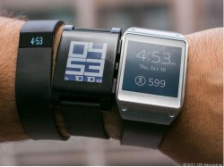 ZTEs Smartwatch soll den bereits erhältlichen Modellen Fitbit Force, Pebble und Galaxy Gear (von links nach rechts) ähneln (Bild: Sarah Tew/CNET).