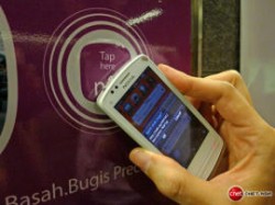 NFC-Einsatz mit Nokia-Smartphone (Bild: CNET Asia)