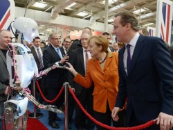 Bundeskanzlerin Angela Merkel und Großbritanniens Premierminister David Cameron (rechts) auf ihrem CeBIT-Rundgang (Bild: Deutsche Messe AG)