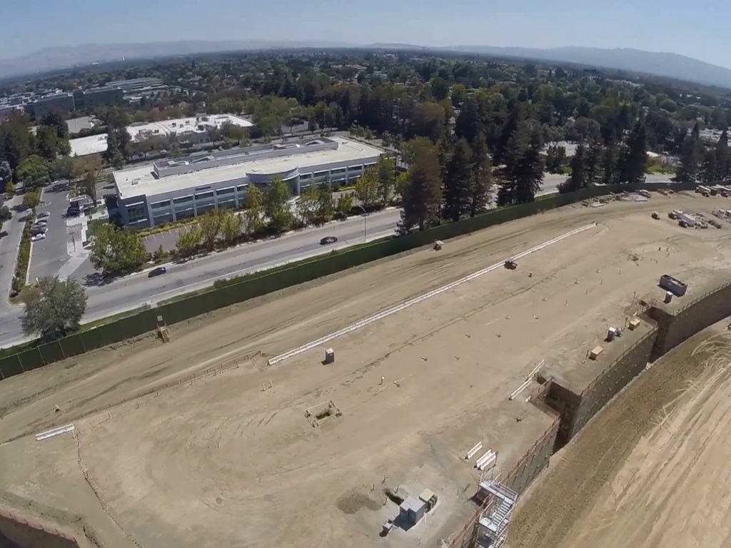 Drohne fliegt über Apple-Baustelle