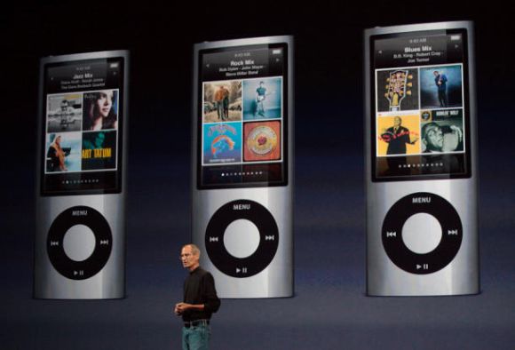 Apple-CEO Steve Jobs hat die fünfte Generation des iPod Nano präsentiert, die über eine Videokamera und ein 5,8 Zentimeter großes Display verfügt
(Quelle: Stephen Shankland/CNET).
