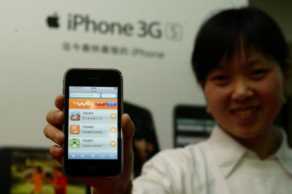 Eine Verkäuferin in Chengdu in der chinesischen Provinz Sichuan zeigt ein iPhone ohne WLAN (Bild: ZhengDuo/ColorChinaPhoto).

