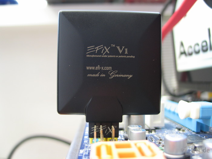 Für den Betrieb wird EFiX V1 auf einen internen USB-Port gesteckt.
