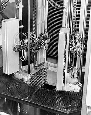 Die Schreib-Lese-Köpfe des Plattenspeichers vom System 350 greifen wie ein Kamm in den Plattenstapel (Bild: IBM).