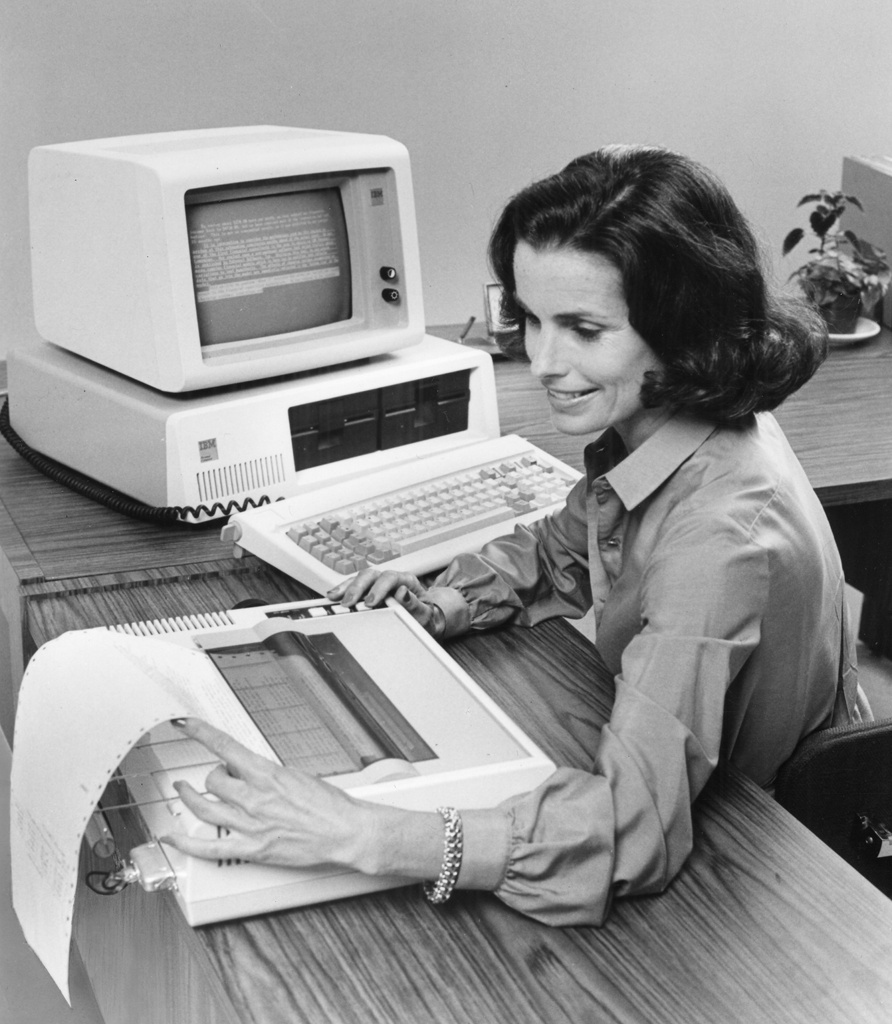 Der Ausdruck am eigenen Schreibtisch war damals noch ein lautes, aber offensichtlich großes Vergnügen (Bild: IBM).