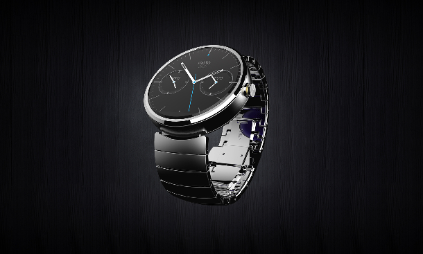 Völlig unauffällig: Mit Metallband und traditionellem Zifferblatt, sieht die Moto 360 auf den ersten Blick wie eine klassische Armbanduhr aus (Foto: Motorola).