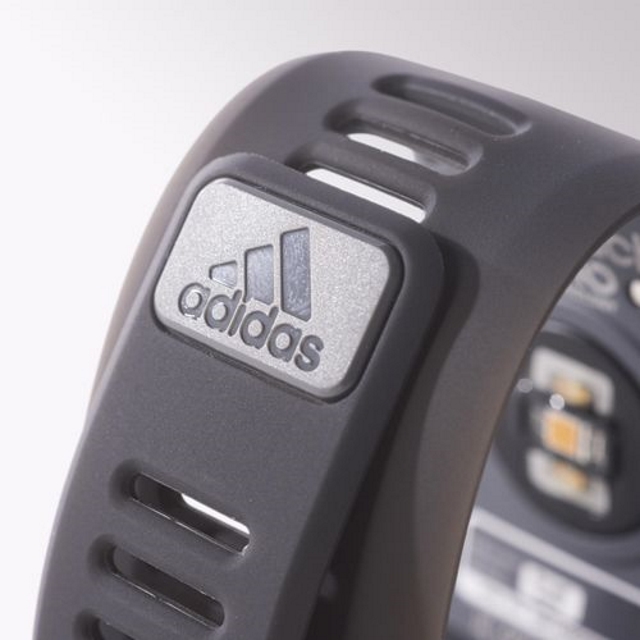 Das Fitsmart-Armband von Adidas ist mit rund 200 Euro derzeit eines der teuersten Tracker dieser Art. Dafür erhält der Nutzer optische Signale, damit er effektiver Trainingsziele erreicht und motiviert bleibt. Ein integrierter Beschleunigungsmesser zeichnet Tempo, Laufdistanz und Schrittfrequenz auf. (Bild: Adidas)