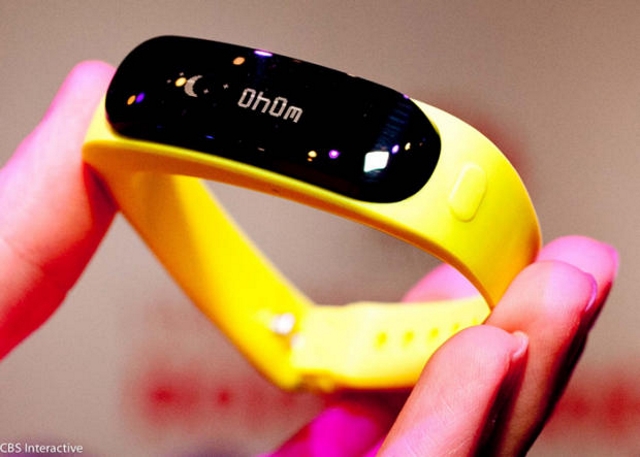 Huawei hat mit dem Talkband B1 ebenfalls ein tragbares Fitness-Armband vorgestellt. Es enthält ein integriertes Bluetooth Headset, das bei einem Anruf drahtloses Telefonieren erlaubt. Zudem hält es die Schlafdauer des Users fest. Bei Amazon ist es aktuell für rund 106 Euro zu haben. (Bild: CNET.com)
