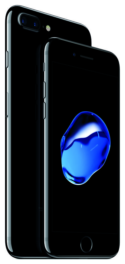 September 2016: Apple enthüllt das iPhone 7 und das 7 Plus.

Beide ähneln wieder dem iPhone 6 und dem iPhone 6S, neu sind aber die Kameramodule und die Farben. Sie sind jetzt in den Farben Diamantschwarz, Schwarz, Silber, Gold und Rosegold erhältlich. 

Die für viele Anwender wichtigste Neuerung dürften die neuen Kameras darstellen. Das iPhone 7 erhält eine rückseitige 12-Megapixel-Kamera mit f/1.8-Blende und optischem Bildstabilisator. Apple hebt den „intelligenten“ Bildsignalprozessor hervor, der in den A10-Fusion-Chip integriert ist und Maschinenlernen nutzt. Mit zwei 12-Megapixel-Kameras wartet das größere iPhone 7 Plus auf, die zusammen wie eine Kamera funktionieren. Zur iPhone-7-Kamera mit Weitwinkelobjektiv kommt eine weitere Kamera mit Teleobjektiv. Das Dual-Kamerasystem verspricht Zoomen in höherer Qualität sowie einen von Spiegelreflexkameras bekannten Schärfentiefe-Effekt, der insbesondere Porträtfotos zugutekommen soll.

Schmerzlich vermissen werden jedoch viele Anwender den gewohnten Kopfhöreranschluss für 3,5-Millimeter-Klinke. Kopfhörer lassen sich künftig nur noch über Apples proprietären Lightning-Anschluss einsetzen – andere Kopfhörer müssen dafür einen beigelegten Adapter nutzen. Apple kündigt zudem völlig neue Ohrhörer an, die sogenannten <a href=\"http://www.zdnet.de/88278434/apple-praesentiert-kabellose-kopfhoerer-airpods/\" target=\"_extern\">AirPods</a>. 

Das neue iPhone 7-Serie kommt mit Speicherkapazitäten von 32, 128 und 256 GByte. 16 GByte gehören jetzt der Vergangenheit an. (Bild: Apple)