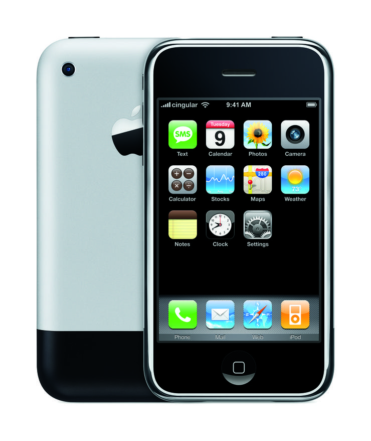 Am 9. Januar 2007 stellt Steve Jobs  <a href=\"http://www.zdnet.de/39150611/apple-stellt-handy-mit-ipod-funktion-vor/\" target=\"_extern\">das erste iPhone</a> und damit auch erste Smartphone überhaupt vor. Es ist einfach anders als alles, was bislang bekannt ist. Es erlaubt Gestensteuerung, nette Animationen, bietet eine 2-Megapixel-Kamera, Visual Voicemail und einen echten Web-Browser. Das iPhone wird mit Kapazitäten von 4, 8 und 16 GByte angeboten, was zu dieser Zeit richtig üppig ist. Die Datenkommunikation erfolgt über 2G oder Edge. Features wie Foto-Übertragung oder Copy & Paste gibt es noch nicht. 

iPhone OS, wie sich das Betriebssystem nennt, kennt auch noch keinen App Store.

Das erste iPhone ist sozusagen noch ein echter Pionier (Bild: Apple)