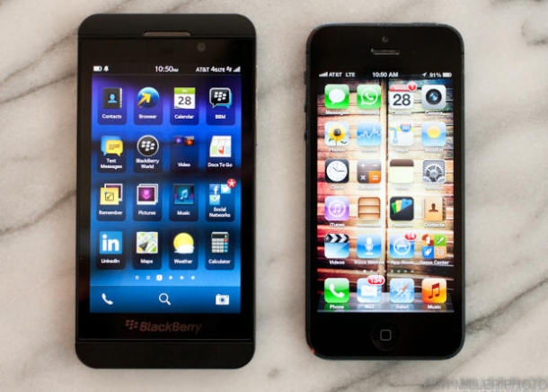 Links das BlackBerry Z10, rechts das Apple iPhone 5 (Foto: CNET).
