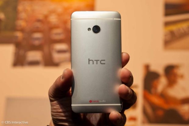 Durch die abgerundete Form des 13,7 mal 6,8 Zentimeter großen gefrästen Aluminium-Unibody-Gehäuses liegt das HTC One mit seinen 143 Gramm gut in der Hand (Foto: CBS Interactive).<br><br>Zum <a href=\"http://www.zdnet.de/88144263/htc-one-htc-stellt-sein-neues-android-flaggschiff-vor/\" target=\"_extern\">vollständigen Artikel</a>.