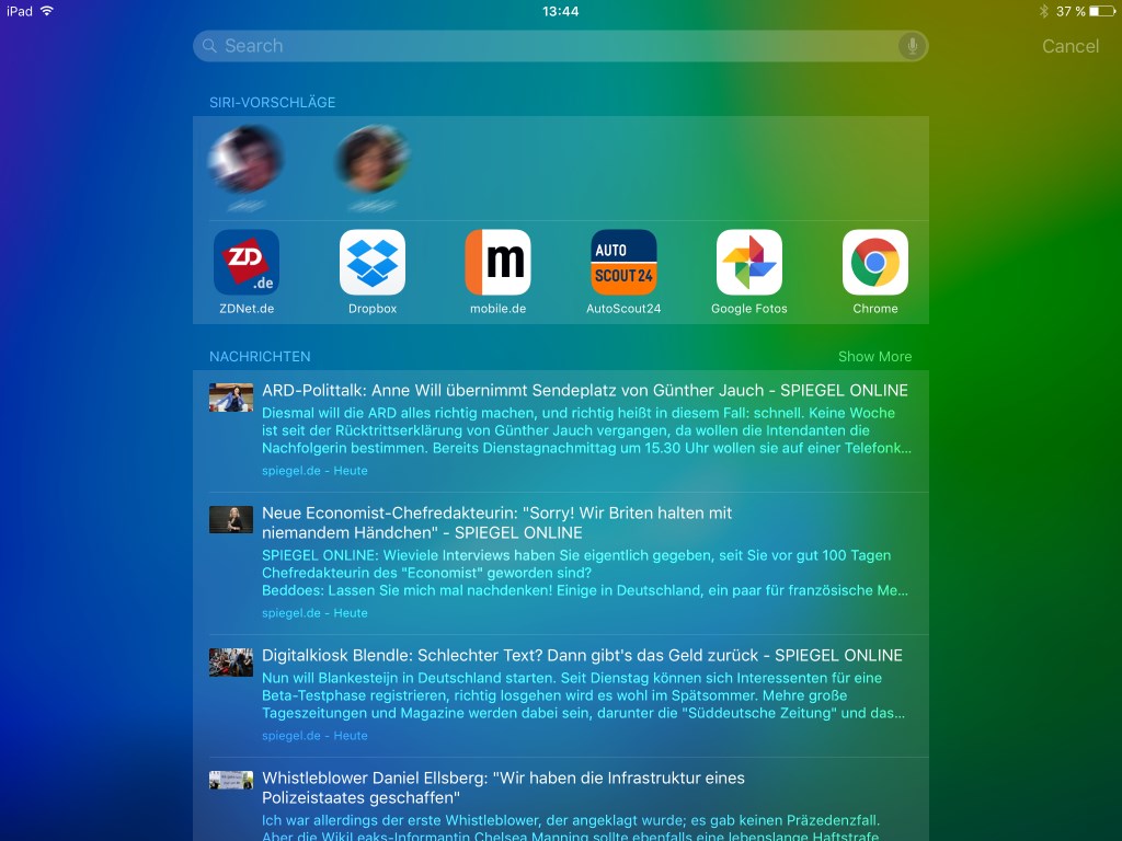 Die aus früheren iOS-Versionen bekannte Such-Seite links neben dem Startscreen kehrt unter iOS 9 mit zusätzlichen Informationen wie Artikeln und Empfehlungen anderer Art zurück. Als Content-Partner stehen derzeit Süddeutsche, Spiegel und Zeit parat. Die Anzeige der Artikel ist in der Entwickler-Build 13A4254v allerdings nicht einstellbar. 