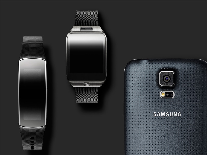 Das Galaxy S5 lässt sich mit zwei weiteren Produkten kombinieren, die Samsung zum Mobile World Congress vorgestellt hat. 
Sie umfasst gleich zwei Modelle – eins mit und eins ohne integrierter Kamera. Wie vermutet dient als Betriebssystem nicht weiter Android, sondern das hauseigene Tizen. Aus diesem Grund dürfte Samsung bei der “Gear 2″ und der “Gear Neo” auch auf den für seine Android-Geräte typischen Namenszusatz Galaxy verzichten.

Gegenüber dem Ursprungsmodell bieten die Neuvorstellungen einen leistungsfähigeren Prozessor, einen eigenständigen Bluetooth-Musikplayer, einen Infrarot-Pulsmesser und einfach austauschbare Armbänder. Die Kamera der Gear 2 sitzt nun samt Mikrofon im Uhrgehäuse selbst statt im Armband und löst 2 statt 1,9 Megapixel auf. Die Gear Neo kommt ohne eingebaute Kamera, unterstützt aber sonst alle Funktionen der Gear 2.
Das Fitness-Armband Galaxy Gear Fit mit einem gebogenem 1,8-Zoll-AMOLED-Display und einer Auflösung von 432 mal 128 Pixel verbindet sich via Bluetooth 4.0 mit dem Galaxy-Smartphone und kommt mit einem integrierten Pulsmesser, der auf Anhieb funktioniert. Beim Ausprobieren fällt auf, dass die Uhr schnell mit dem Galaxy S5 interagiert. 
