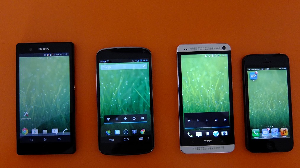 Selbst bei einer frontalen Draufsicht kann das Xperia Z nicht überzeugen und macht im Vergleich zu den anderen Testkandidaten die schlechteste Figur (von links nach rechts: Xperia Z, Nexus 4, One und iPhone 5). . 