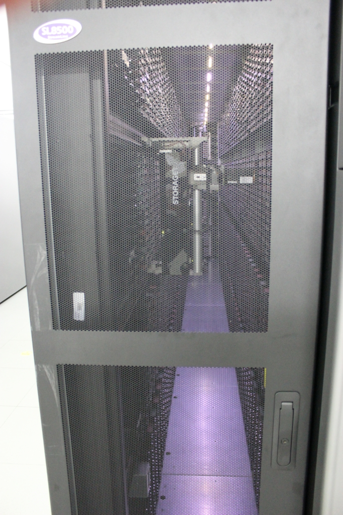 Im Untergeschoss des LRZ stehen zudem zwei riesige Archivsysteme zur Verfügung. Bis zu 50 Petabyte fassen alle dort eingelegten Magnetbänder zusammengenommen (Bild: ZDNet).