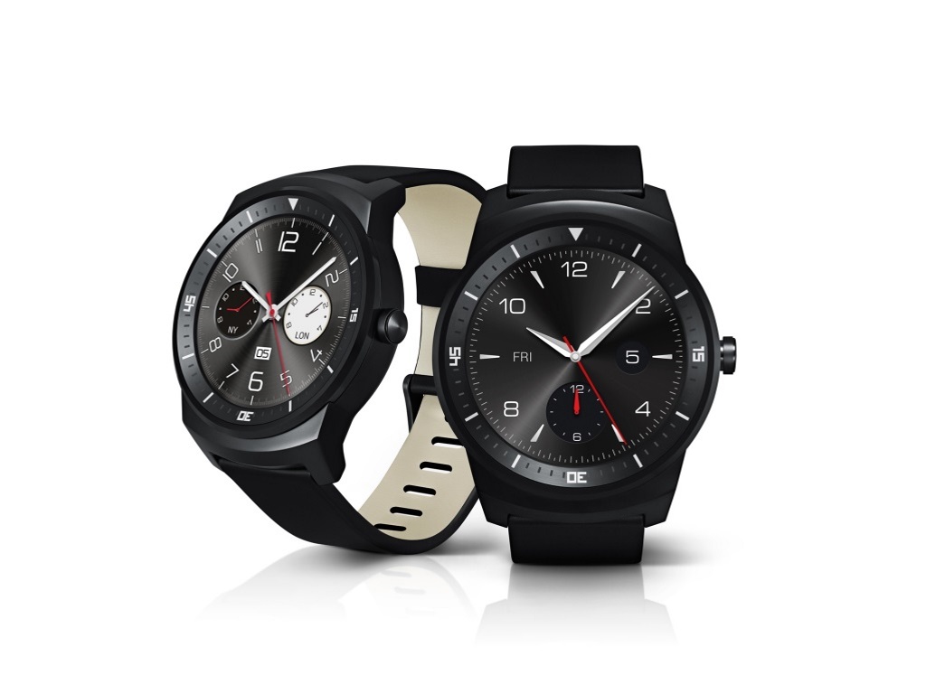 LG hat seine eigentlich erst für die IFA angekündigte Android-Smartwatch G Watch R offiziell vorgestellt. In Deutschland wird sie ab Oktober zu einem empfohlenen Preis von 299 Euro angeboten werden.
</br>
Während der Vorgänger G Watch noch mit einem rechteckigen 1,65-Zoll-LCD versehen war, kommt die G Watch R mit einem runden 1,3-Zoll-Bildschirm. Das nach IP67 gegen Staub und Wasser geschützte Gehäuse ist aus Edelstahl, das 22 Millimeter breite Armband aus Kalbsleder.
</br>
Fürs Display verwendet LG die P-OLED-Technik mit einem Plastik-Substrat als Abdeckung. Laut dem Hersteller ist das Display selbst bei Sonnenlicht und aus nahezu jedem Blickwinkel gut ablesbar. Die Auflösung beträgt 320 mal 320 Pixel – der Vorgänger beschränkte sich auf 280 mal 280 Bildpunkte.
</br>
Die Anzeige ist komplett rund: Im Gegensatz zur Moto 360 wird sie bis zum Rand genutzt. Bei der Smartwatch von Motorola wird nämlich ein Stück am unteren Ende des Bildschirms nicht verwendet, da dort die Anschlüsse für das Display liegen. Laut Motorola ließ sich dies technisch nicht anders lösen.