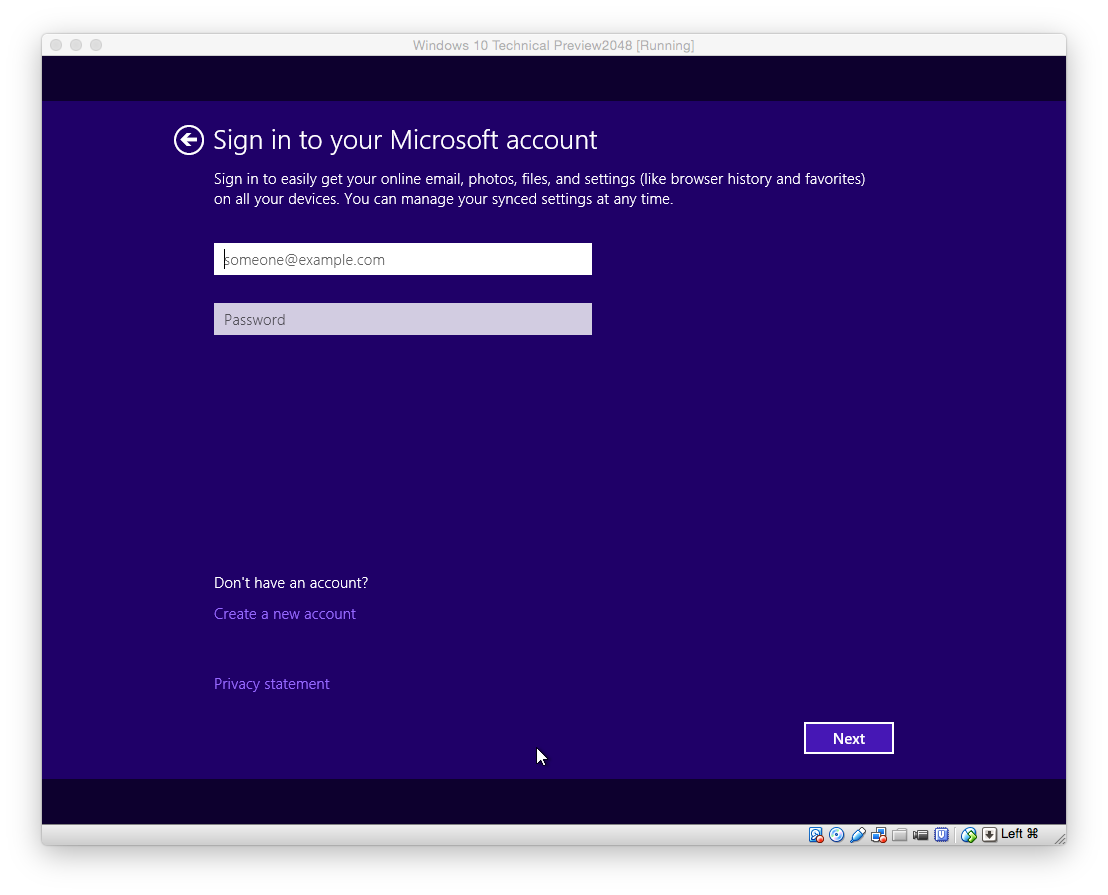 Nach einigen Minuten und nach einem Reboot kann man sich anmelden. Wer schon ein MS-Cloud-Konto besitzt, kann sich mit seinen Microsoft-Anmeldedaten einloggen. Dann werden Einstellungen wie Hintergrundbild für das neuinstallierte Windows von der bisherigen Windows-Installation übernommen. 